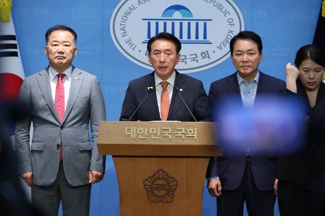 "법사위원장 주면 외통·국방·정보위원장 넘길 의향 있다"     (서울=연합뉴스) 김주성 기자 = 국민의힘 소속 김석기 외교통일위원장(가운데), 성일종 국방위원장(오른쪽), 신성범 정보위원장이 18일 서울 여의도 국회 소통관에서 법제사법위원장을 국민의힘이 맡아야 한다고 주장하는 기자회견을 하고 있다.     김석기·성일종·신성범 의원은 국회 법제사법위원장 자리를 국민의힘에 넘기면 자신들이 맡고 있는 국회 외교통일, 국방, 정보위원회 위원장 자리를 더불어민주당에 넘길 의향이 있다고 말했다. 2025.6.18     utzza@yna.co.kr (끝)   <저작권자(c) 연합뉴스, 무단 전재-재배포, AI 학습 및 활용 금지> 연합뉴스