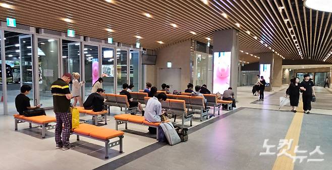 청주고속버스터미널 대합실에 이용객들이 앉아있다. 임성민 기자