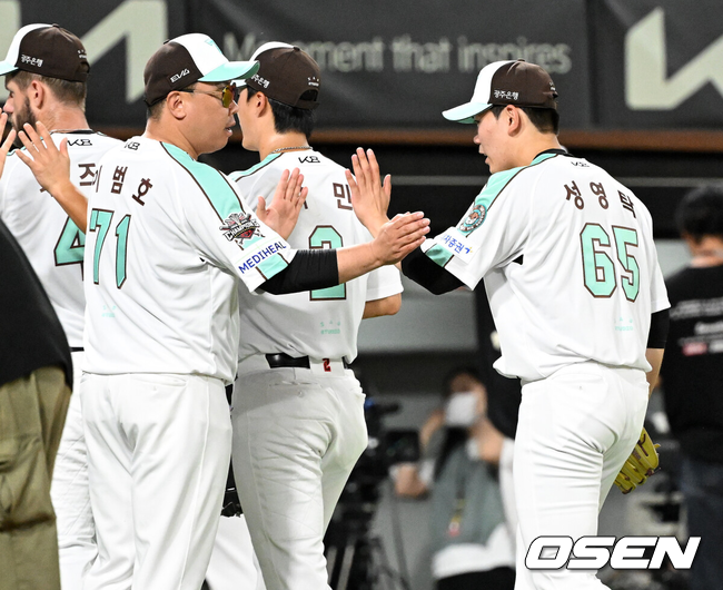 [OSEN=광주, 이대선 기자] 디펜딩 챔프 KIA 타이거즈가 스윕과 함께 5연승을 질주했다. KIA는 19일 광주-기아 챔피언스필드에서 열린 '2025 신한은행 SOL bank KBO리그' KT 위즈와의 경기를 5-0으로 승리했다.경기 종료 후 KIA 이범호 감독이 성영탁과 승리의 기쁨을 나누고 있다. 2025.06.19 /sunday@osen.co.kr