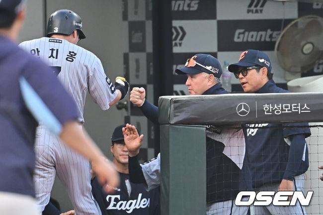 [OSEN=부산, 이석우 기자] 17일 부산 사직야구장에서 2025 신한 SOL 뱅크 KBO 리그 롯데 자이언츠와 한화 이글스의 경기가 열렸다. 홈팀 롯데는 데이비슨이, 방문팀 한화는 와이스가 선발 출전했다.한화 이글스 안치홍이 3회초 2사 1,3루 중월 3점 홈런을 치고 김경문 감독과 하이파이브를 하고 있다. 2025.06.17 / foto0307@osen.co.kr