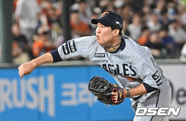[OSEN=부산, 이석우 기자] 19일 부산 사직야구장에서 2025 신한 SOL 뱅크 KBO 리그 롯데 자이언츠와 한화 이글스의 경기가 열렸다. 홈팀 롯데는 나균안이, 방문팀 한화는 황준서가 선발 출전했다.한화 이글스 박상원이 역투하고 있다. 2025.06.19 / foto0307@osen.co.kr