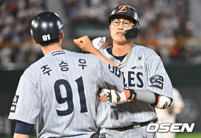 [OSEN=부산, 이석우 기자] 19일 부산 사직야구장에서 2025 신한 SOL 뱅크 KBO 리그 롯데 자이언츠와 한화 이글스의 경기가 열렸다. 홈팀 롯데는 나균안이, 방문팀 한화는 황준서가 선발 출전했다.한화 이글스 채은성이 8회초 무사 3루 좌중간 1타점 안타를 치고 하이파이브를 하고 있다. 2025.06.19 / foto0307@osen.co.kr