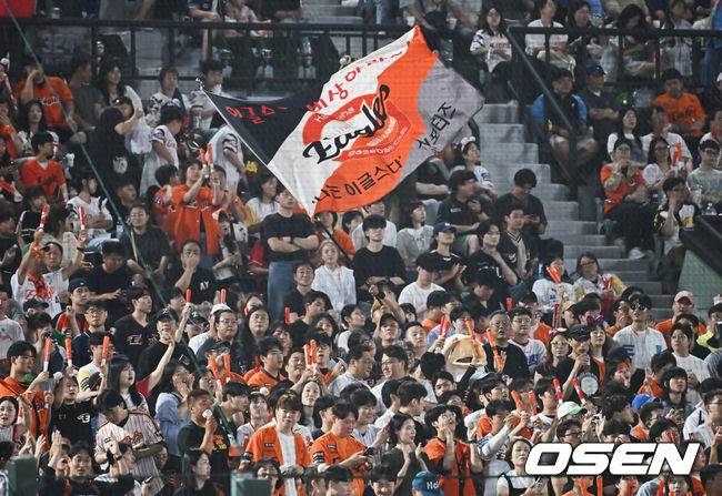 [OSEN=부산, 이석우 기자] 17일 부산 사직야구장에서 2025 신한 SOL 뱅크 KBO 리그 롯데 자이언츠와 한화 이글스의 경기가 열렸다. 홈팀 롯데는 데이비슨이, 방문팀 한화는 와이스가 선발 출전했다.한화 이글스 팬들이 응원을 하고 있다. 2025.06.17 / foto0307@osen.co.kr