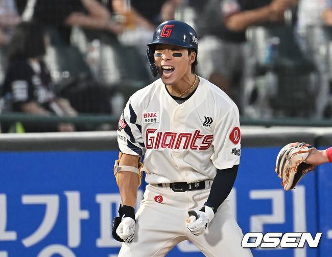 [OSEN=부산, 이석우 기자] 18일 부산 사직야구장에서 2025 신한 SOL 뱅크 KBO 리그 롯데 자이언츠와 한화 이글스의 경기가 열렸다. 홈팀 롯데는 홍민기가, 방문팀 한화는 엄상백이 선발 출전했다.롯데 자이언츠 김동혁이 4회말 2사 1,3루 좌중간 2타점 3루타를 치고 환호하고 있다. 2025.06.18 / foto0307@osen.co.kr