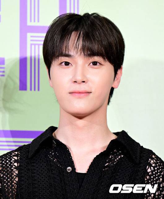 [OSEN=지형준 기자] 31일 오후 서울 메가박스 코엑스에서 영화 '원더랜드' VIP 시사회가 열렸다.'원더랜드'는 죽은 사람을 인공지능으로 복원하는 영상통화 서비스 ‘원더랜드’를 통해 사랑하는 사람과 다시 만나는 이야기로 6월 5일 전국 극장에서 만날 수 있다.가수 더보이즈 주학년이 참석해 포즈를 취하고 있다. 2024.05.31 /jpnews@osen.co.kr