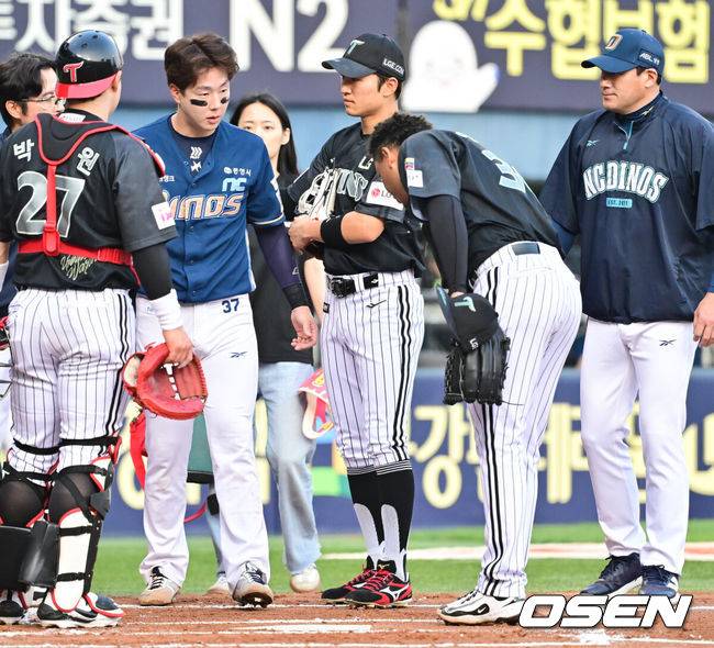 [OSEN=잠실, 박준형 기자] 17일 오후 서울 잠실구장에서 ‘2025 신한 SOL BANK KBO리그’ LG 트윈스와 NC 다이노스의 경기가 진행됐다.이날 LG는 에르난데스를, NC는 라일리를 선발투수로 내세웠다.2회초 LG 선발투수 에르난데스가 박건우에게 헤드샷을 던진후 사과하고 있다.  2025.06.17 / soul1014@osen.co.kr