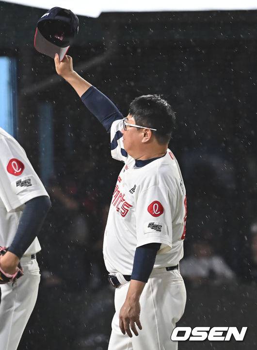 [OSEN=부산, 이석우 기자] 20일 부산 사직야구장에서 2025 신한 SOL 뱅크 KBO 리그 롯데 자이언츠와 삼성 라이온즈의 경기가 열렸다. 홈팀 롯데는 감보아가, 방문팀 삼성은 김대호가 선발 출전했다.롯데 자이언츠 김태형 감독이 삼성 라이온즈에 3-1로 승리한 후 팬들에게 인사를 하고 있다. 2025.06.20 / foto0307@osen.co.kr