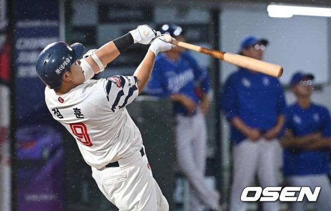 [OSEN=부산, 이석우 기자] 20일 부산 사직야구장에서 2025 신한 SOL 뱅크 KBO 리그 롯데 자이언츠와 삼성 라이온즈의 경기가 열렸다. 홈팀 롯데는 감보아가, 방문팀 삼성은 김대호가 선발 출전했다.롯데 자이언츠 정훈이 8회말 1사 좌월 솔로 홈런을 치고 있다. 2025.06.20 / foto0307@osen.co.kr