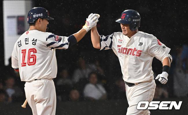 [OSEN=부산, 이석우 기자] 20일 부산 사직야구장에서 2025 신한 SOL 뱅크 KBO 리그 롯데 자이언츠와 삼성 라이온즈의 경기가 열렸다. 홈팀 롯데는 감보아가, 방문팀 삼성은 김대호가 선발 출전했다.롯데 자이언츠 정훈이 8회말 1사 좌월 솔로 홈런을 치고 하이파이브를 하고 있다. 2025.06.20 / foto0307@osen.co.kr