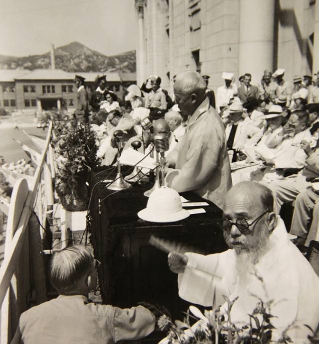 ▲ 대한민국 정부 수립 기념식에서 연설하는 이승만 대통령. ⓒ국사편찬위원회