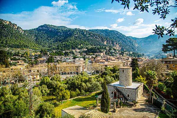 발데모사 전경. 마요르카를 대표하는 산악관광 거점이다. 쇼팽도 이곳에 머무른 바 있다.