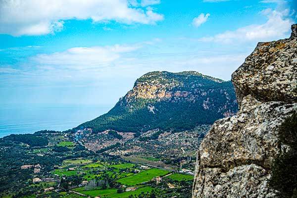 코무나 정상부에 다다르자 발데모사 항구가 있는 북서쪽 방향으로 마요르카다운 장쾌한 조망이 펼쳐진다.