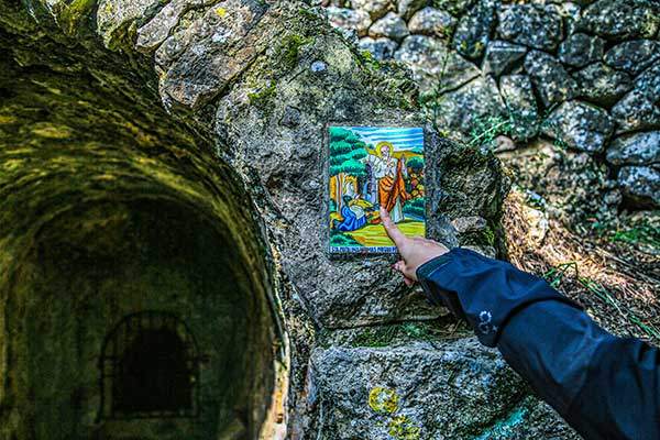 마요르카 유일의 수호성인 성녀 카탈리나의 그림이 걸린 석굴. 안에서 물을 길었던 흔적이 보인다.