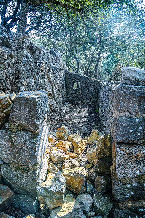 길에서 다양한 집터를 발견할 수 있다. 과거 숯을 만들거나 생석회를 생산할 때 머물던 흔적이라고 한다. 지금은 GR221을 걷는 사람들의 귀중한 비박지 역할을 한다.