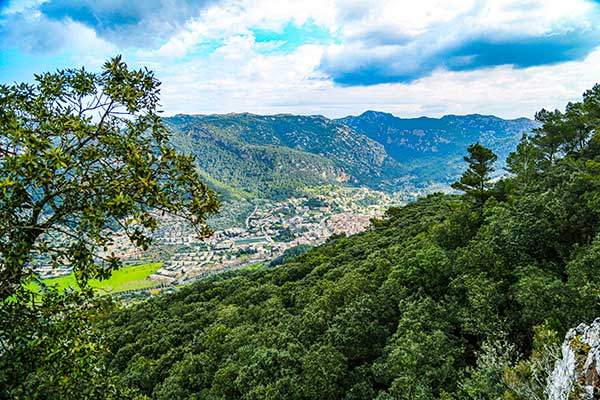 높은 고도에서 바라본 발데모사 마을. 황토색 벽돌로 지은 집들이 트라문타나산맥 속에 아름답게 녹아 있다.