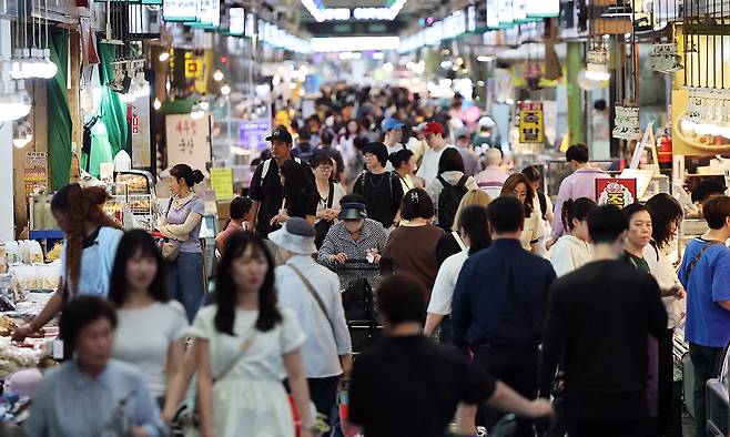정부가 소비 진작 등 내수 활성화를 위해 20조 원 규모의 2차 추가경정예산안을 국무회의에서 의결한 가운데 19일 서울 마포구 망원시장이 장을 보는 시민들로 붐비고 있다. 뉴스1