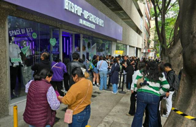 멕시코 수도 멕시코시티에 마련된&nbsp;방탄소년단(BTS) 팝업 스토어에 지난 15일(현지시간) 사람들이 몰려 있다. 연합뉴스&nbsp;