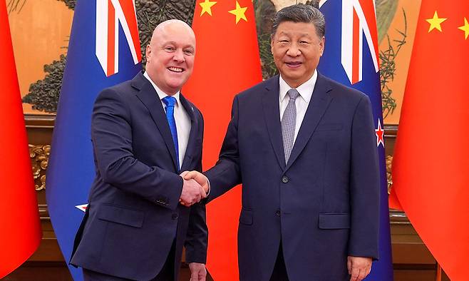 시진핑 중국 국가주석(오른쪽),&nbsp;크리스토퍼 럭슨 뉴질랜드 총리. AFP연합뉴스