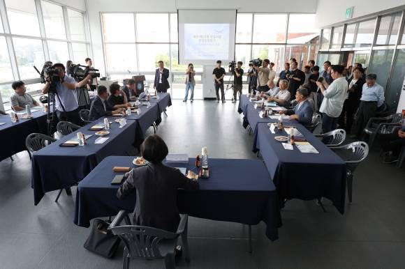 제주 제2공항 환경영향평가협의회 - 19일 제주 서귀포시 성산읍 성산국민체육센터에서 제2공항 건설사업 환경영향평가협의회 회의가 진행되고 있다. 연합뉴스