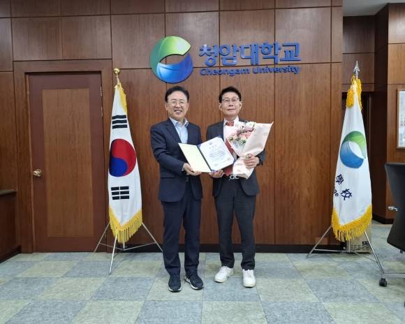 왼쪽부터 김성홍 청암대학교 총장 권한 대행과 양회송 청암대학교 기획처장.