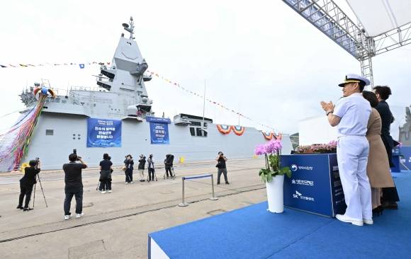 20일 경남 고성군 SK오션플랜트에서 열린 경북함 진수식에서 행사 관계관들이 안전항해 기원의식을 하고 있다. 2025.6.20 해군 제공