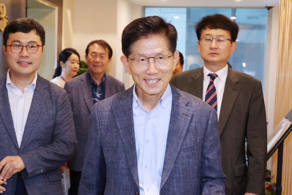 국민의힘 김문수 전 대선 후보가 20일 대선 후 캠프 관계자들과 오찬을 하기 위해 서울 여의도의 한 중식당으로 들어가고 있다. 연합뉴스