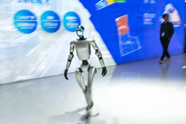 18일 상하이 신국제박람회 센터에서 열린 ‘모바일 월드 콩그레스(MWC) 상하이 2025’에서 휴머노이드 로봇이 리모컨 조종에 의해 걷고 있다. AFP연합