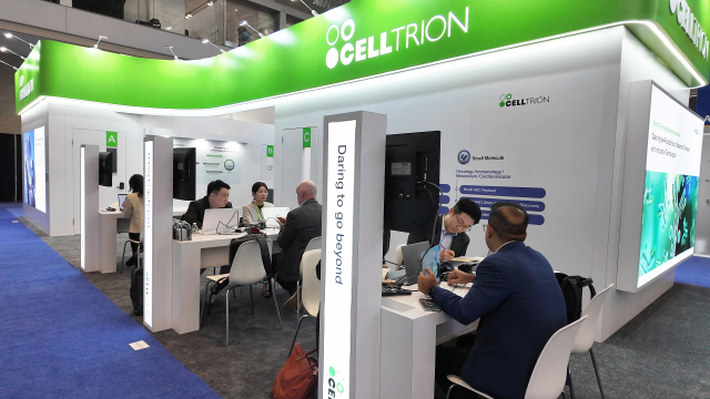 셀트리온 관계자들이 19일(현지 시간) 미국 보스턴에서 열린 바이오USA에서 운영한 홍보 부스에서 협력사들과 상담을 하고 있다. 사진 제공=셀트리온