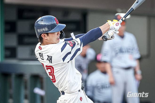 롯데 전민재가 19일 사직구장에서 열린 한화와 홈경기 도중 안타를 치고 있다. 사진제공|롯데 자이언츠