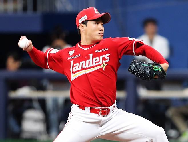 SSG 최민준은 19일 고척 키움과 원정경기에서 구원등판해 2.2이닝 1실점으로 팀 승리의 발판을 만들었다. 사진제공｜SSG 랜더스