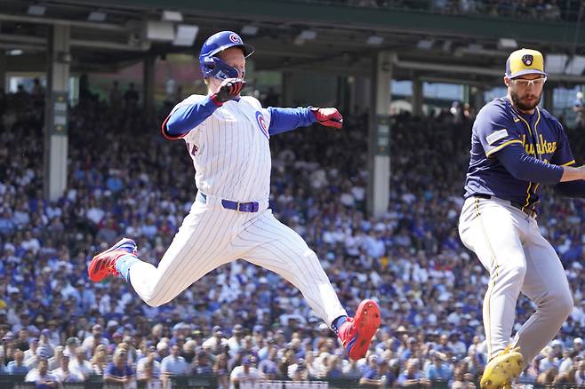 시카고 컵스 PCA가 20일 밀워키전에서 6회말 땅볼을 친 뒤 전력 질주하고 있다. AP연합뉴스