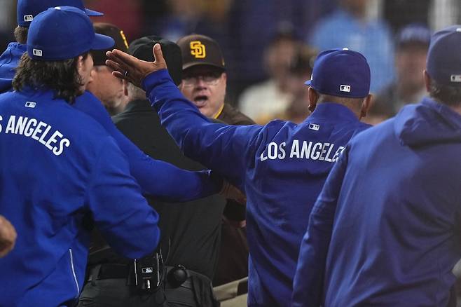 샌디에이고 마이크 실트 감독과 LA 다저스 데이브 로버츠 감독이 20일 경기 중 그라운드로 달려나와 언쟁하고 있다. AP연합뉴스