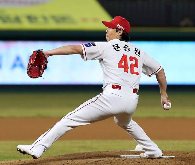 ▲ 햄스트링 부상으로 빠졌던 문승원은 26일 잠실 두산전에서 1군 복귀전을 가질 예정이다 ⓒSSG랜더스