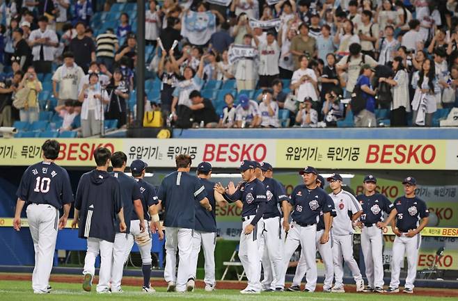 19일 승리 후 기뻐하는 두산 베어스 선수들과 조성환 감독대행 등 코칭스태프의 모습. /사진=두산 베어스 제공