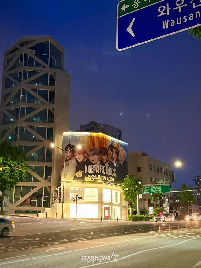 "완전체 컴백 축하해!" BTS 컴백 팬들 축하 물결..'참여형 축하 문화' 확산[★NEWSing]