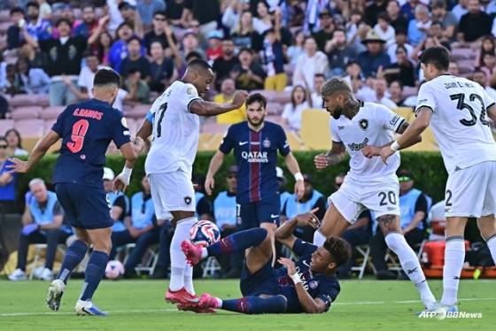 PSG-보타포구(흰색 유니폼)의 경기 모습. /AFPBBNews=뉴스1