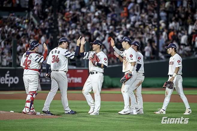 롯데 자이언츠가 6월 19일 한화 이글스전까지 22경기 연속 사직야구장 홈 매진을 기록했다. 앞으로 세 차례 더 연속 매진을 기록할 경우 KBO리그 신기록을 작성한다. 사진 롯데 자이언츠