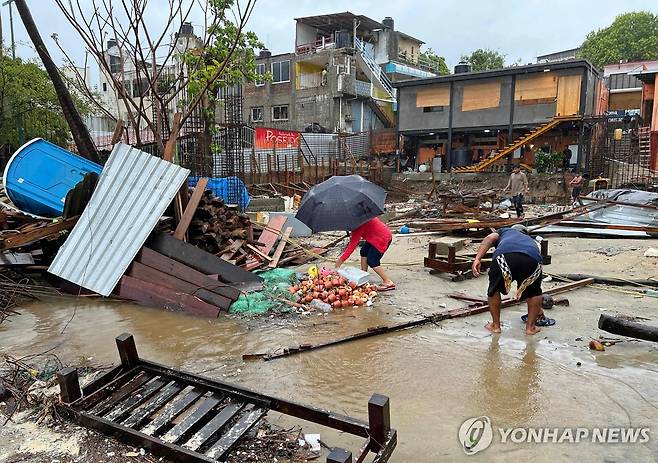 19일(현지시간) 허리케인 지나간 멕시코 서부서 피해 복구 [푸에로토에스콘티도 AFP=연합뉴스. 재판매 및 DB 금지]