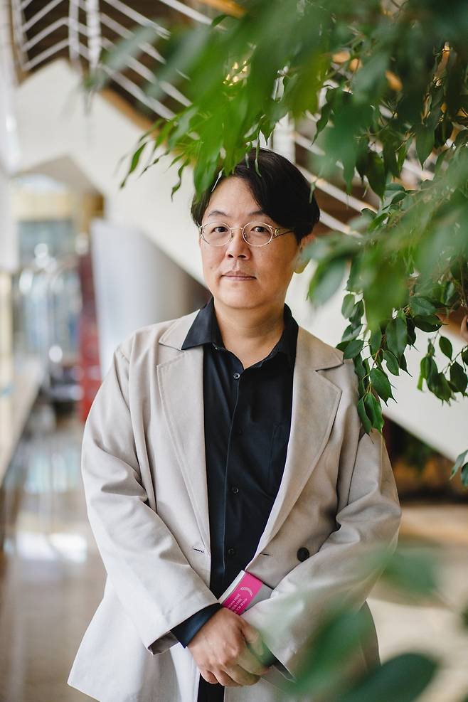 대만 작가 궈창성 대만 작가 궈창성이 19일 인터뷰에 앞서 서울 강남구 코엑스에서 포즈를 취하고 있다. [민음사 제공. 재판매 및 DB 금지]