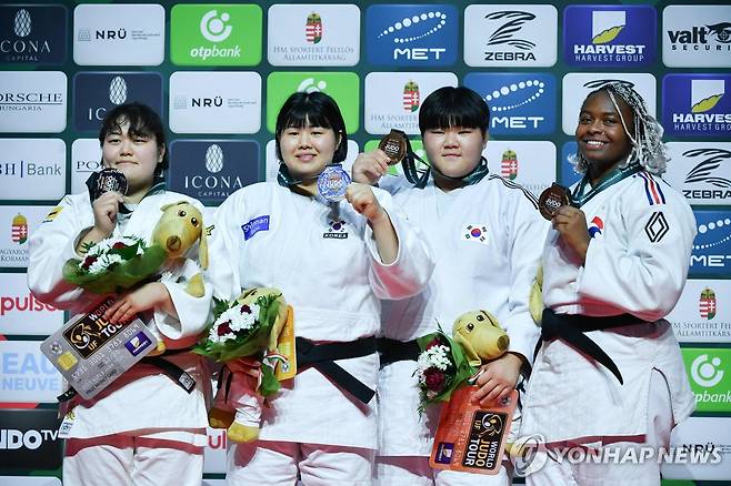 금메달 딴 김하윤(왼쪽에서 두 번째)과 동메달리스트 이현지(왼쪽에서 세 번째) [AFP=연합뉴스]