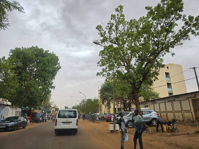 니제르 수도 니아메의 거리 (니아메<니제르>=연합뉴스) 노재현 기자 = 지난 16일(현지시간) 니제르 수도 니아메의 한 거리. 2025.6.20 nojae@yna.co.kr