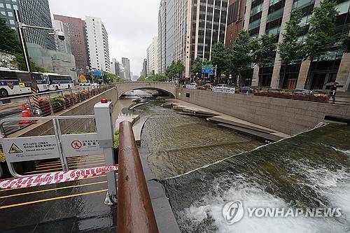 '서울 호우주의보' 청계천 출입 통제 (서울=연합뉴스) 류영석 기자 = 서울 전역에 호우주의보가 내려진 20일 서울 청계천 산책로 출입이 통제되고 있다. 2025.6.20
    ondol@yna.co.kr
(끝)
