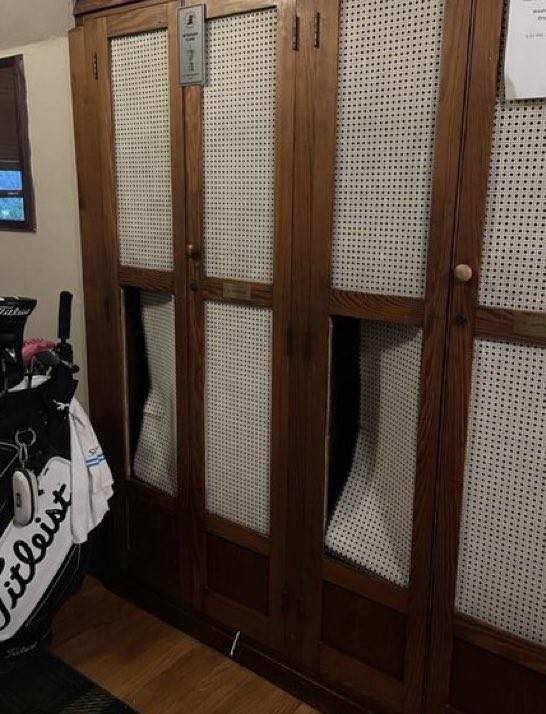 클라크가 부순 라커룸 문짝. [트론카터 소셜미디어. 재판매 및 DB 금지]