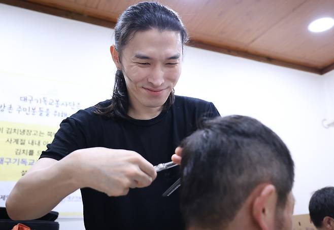 머리 자르는 임재혁 뷰티 아티스트 [촬영 호아수빈]