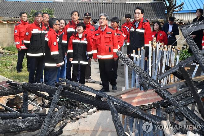 울주군·산림청, 울주 산불 피해지역 현장점검 2025년 3월 31일 이순걸 울산시 울주군수와 임상섭 산림청장이 관계 공무원들과 최근 산불 피해가 발생한 울주군 언양읍 신화마을을 방문해 피해상황 확인 및 현장점검을 진행하고 있다. [울주군 제공]