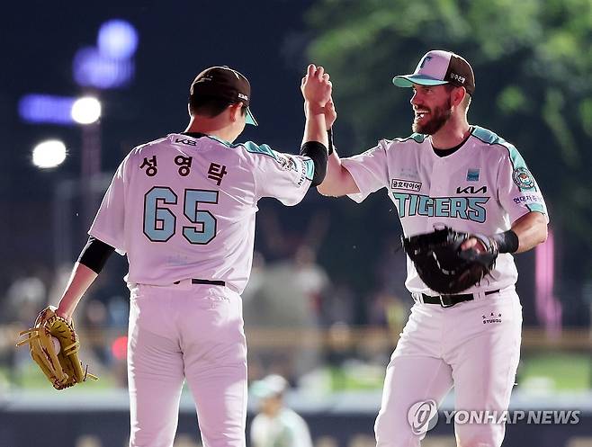 성영탁, 위즈덤과 하이파이브 (광주=연합뉴스) 조남수 기자 = 19일 광주 기아챔피언스필드에서 열린 프로야구 kt wiz와 KIA 타이거즈의 경기. KIA 성영탁이 5-0 승리를 마무리하고 위즈덤과 하이파이브 하고 있다. 2025.6.19 iso64@yna.co.kr