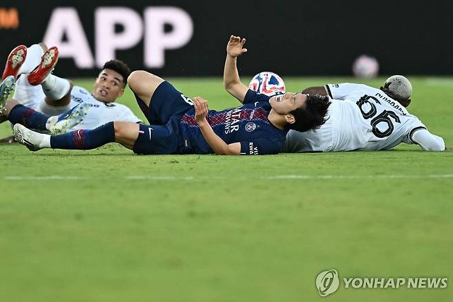PSG 이강인이 보타포구와 경기에서 골을 다투다 쓰러져 있다. [AFP=연합뉴스]