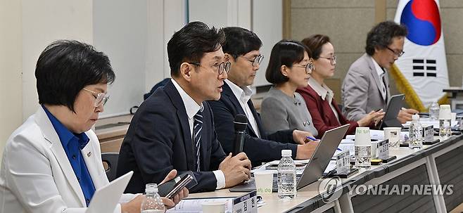 국정기획위 방통위 업무보고 (과천=연합뉴스) 류영석 기자 = 홍창남 국정기획위원회 사회2분과위원장이 20일 경기 정부과천청사 방송통신위원회에서 열린 국정기획위원회 업무보고에서 발언하고 있다. 2025.6.20 [공동취재] ondol@yna.co.kr