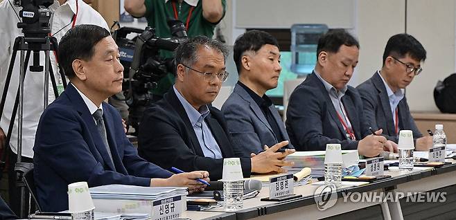 방통위의 국정기획위원회 업무보고 (과천=연합뉴스) 류영석 기자 = 김영관 방송통신위원회(방통위) 사무처장 직무대행을 비롯한 관계자들이 20일 경기 정부과천청사 방송통신위원회에서 열린 국정기획위원회 업무보고에서 홍창남 국정기획위원회 사회2분과위원장의 발언을 듣고 있다. 2025.6.20 [공동취재] ondol@yna.co.kr