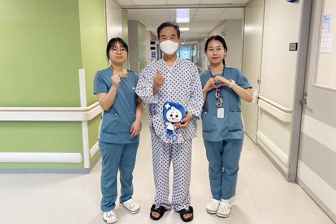 환자와 기념 촬영한 김하은(왼쪽)·김민아(오른쪽) 간호사 [인천세종병원 제공. 재판매 및 DB 금지]